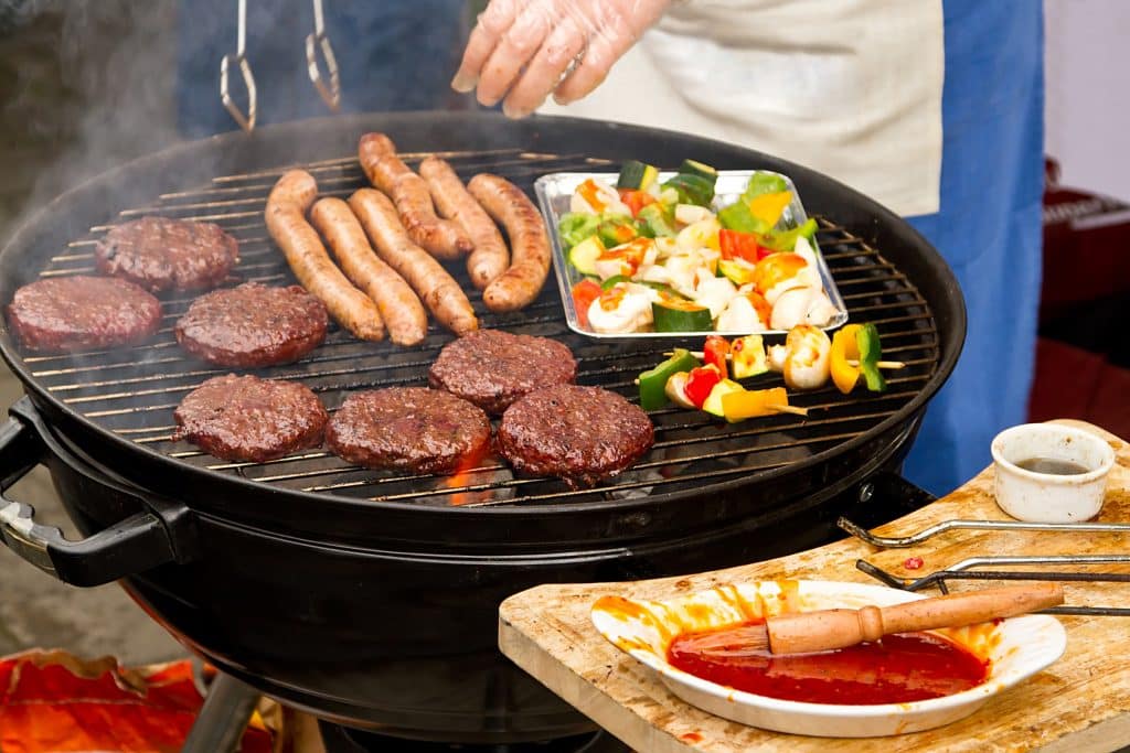 accessoires-de-terrasse-de-jardin-barbecue-au-charbon